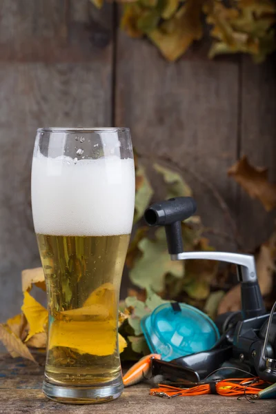 Октофест с рыбной ловлей и бокалом пива — стоковое фото