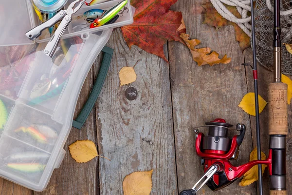 Aparejos de pesca a bordo con hojas de otoño — Foto de Stock