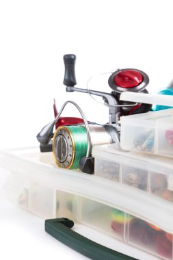 Balık tutma ele ve yem saklama kutuları içinde