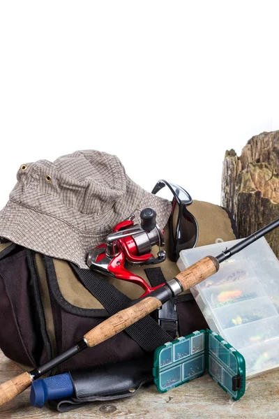 Рыболовные снасти с сумочкой и шляпой — стоковое фото