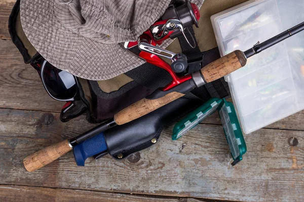 Pesca tackles com bolsa e chapéu — Fotografia de Stock