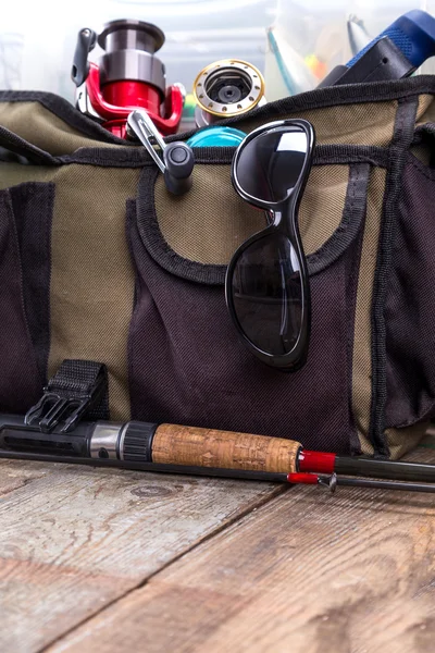 Рыболовные снасти и приманки в открытой сумочке — стоковое фото