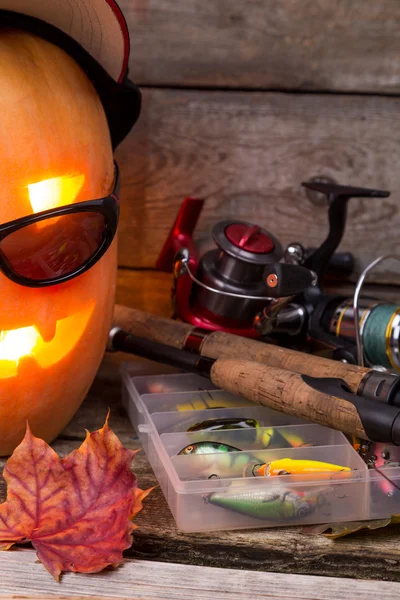 Halloween pompoen in hoed met visserij pakt — Stockfoto