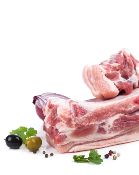 Trozo de carne cruda con decoración de lado — Foto de Stock