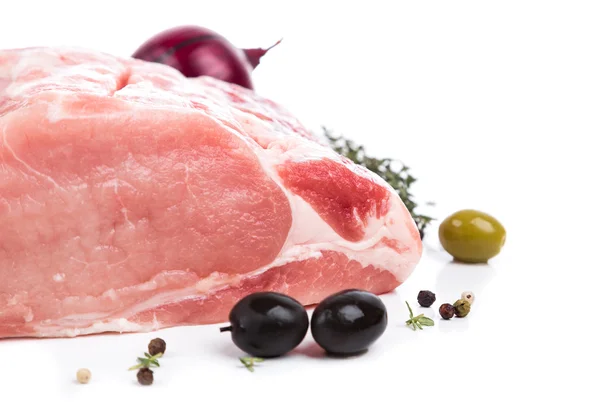 Stück rohes Fleisch mit Dekor von der Seite — Stockfoto