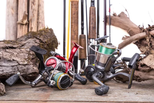 Bobine e canne da pesca con tavole e intoppo — Foto Stock