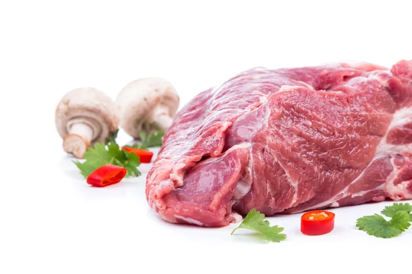 Kawałek surowego mięsa z wystrojem od strony — Zdjęcie stockowe