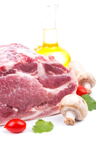 Stück rohes Fleisch mit Dekor von der Seite — Stockfoto