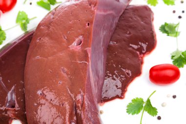 pişmemiş karaciğer sığır eti tarafında parça