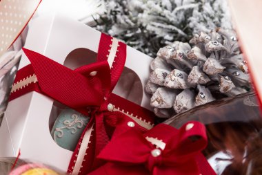 Noel hediyesi sepeti pasta, şarap, dekor