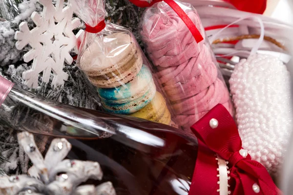 Cadeau de Noël dans le panier avec pâtisserie, vin, décor — Photo