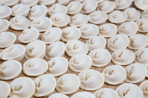 종이에 생 쌀된 pelmeni 정확한 라인 — 스톡 사진