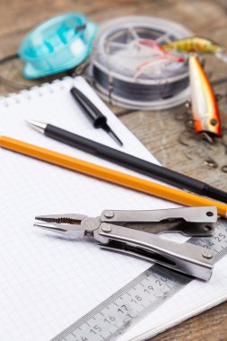 yazma-kitap balıkçılık ele ve tasarım araçlarıyla üzerinde ahşap boa