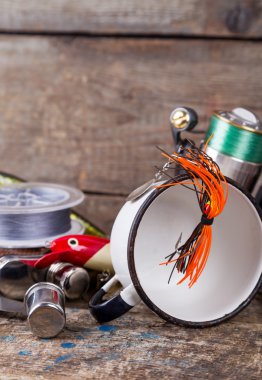 halat takımı balıkçılık, yemler, şişesi, bıçak ve beyaz metal c içeren satırı