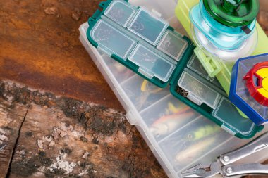 Balık tutma ele ve saklama kutuları yemler