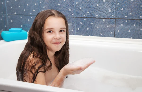 Dziewczynka W Kąpieli — Zdjęcie Stockowe © Radnatt 95408360