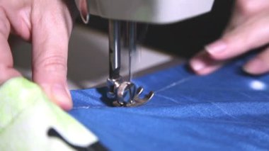 kadının el dikiş makinesi dikiş