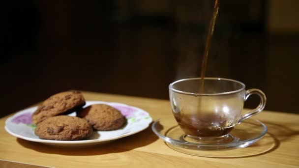 Caffè viene versato in una tazza di vetro — Video Stock