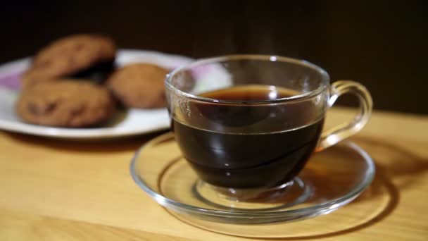 Glass cup met koffie en koekjes op een plaat — Stockvideo