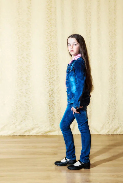 Flicka i blå denim kostym i studio — Stockfoto