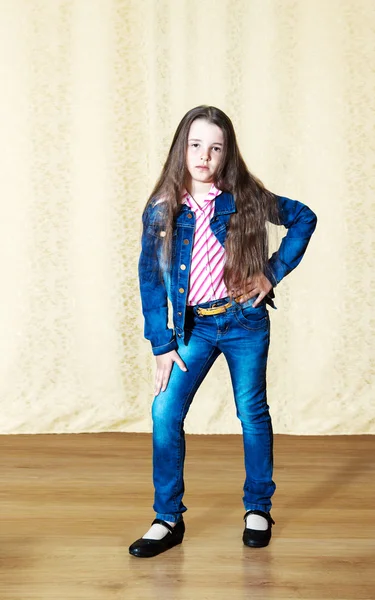 Девушка в синем джинсовом костюме — стоковое фото