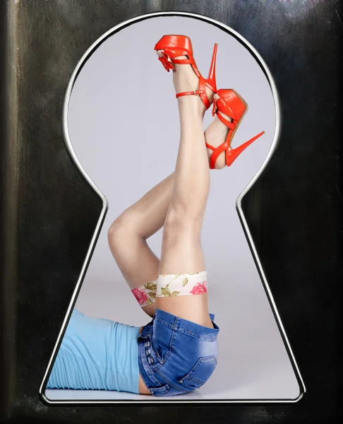 白いストッキングと赤い靴の女性の脚 — ストック写真