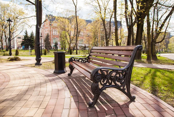 Bänk i en park — Stockfoto