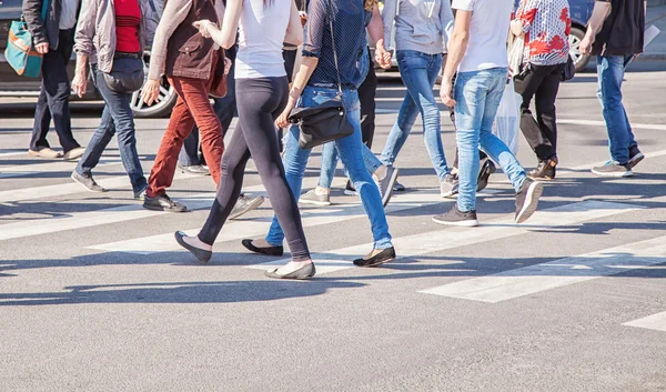 Peatones caminando en un paso de peatones — Foto de Stock