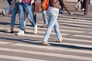 yayalar yaya geçidi içinde