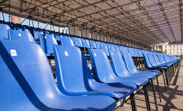 Assentos azuis de plástico em um estádio — Fotografia de Stock