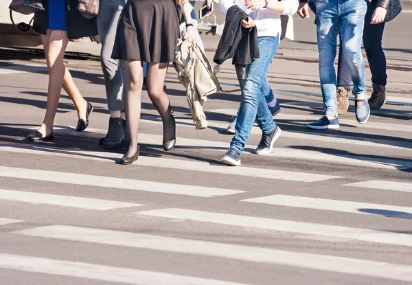 Peatones caminando en un paso de peatones fuera — Foto de Stock