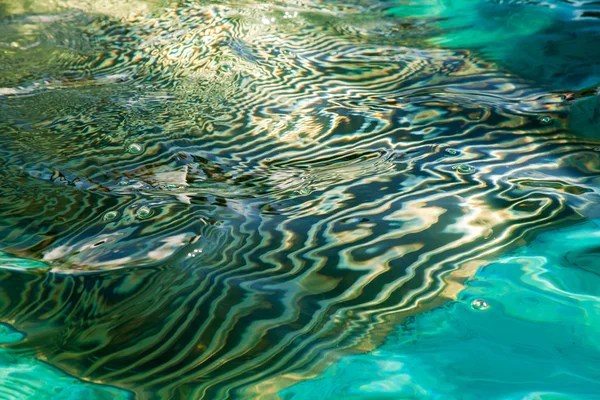 Абстрактное отражение в воде — стоковое фото