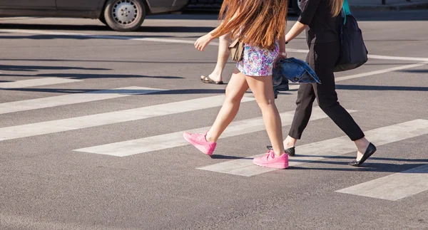 Dos chicas peatones en un paso de peatones — Foto de Stock