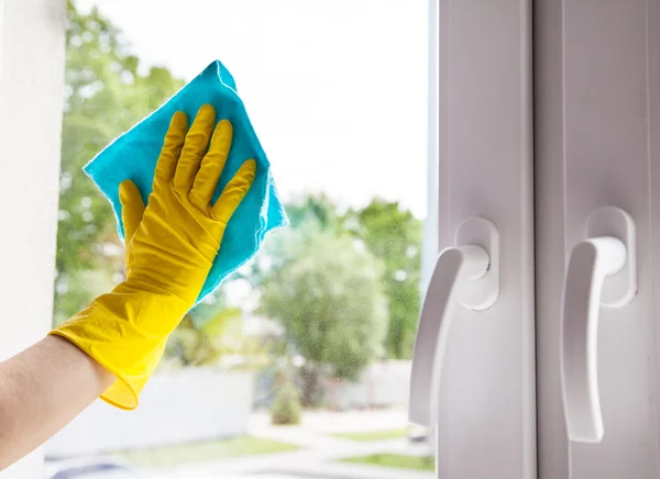 Frau wäscht Fenster — Stockfoto