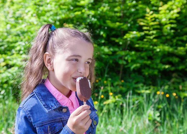 アイスクリームを食べる女の子 — ストック写真