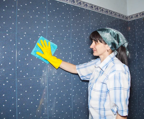 Frau wäscht Fliese im Badezimmer — Stockfoto