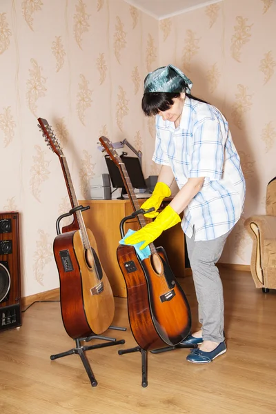 Mujer limpiando una guitarra con un trapo — Foto de Stock