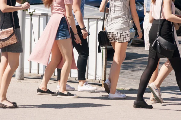 Pedestrians walk on the sidewalk — Stock Photo, Image