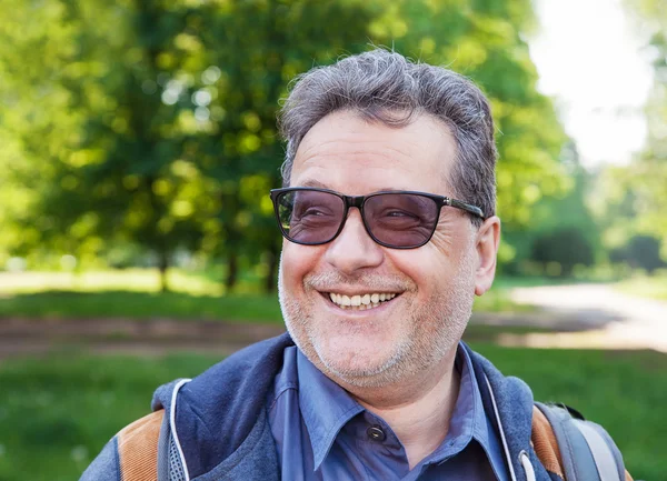 Uśmiechnięty mężczyzna podeszłym wieku w parku — Zdjęcie stockowe