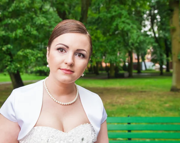 Retrato de uma noiva em um parque da cidade — Fotografia de Stock