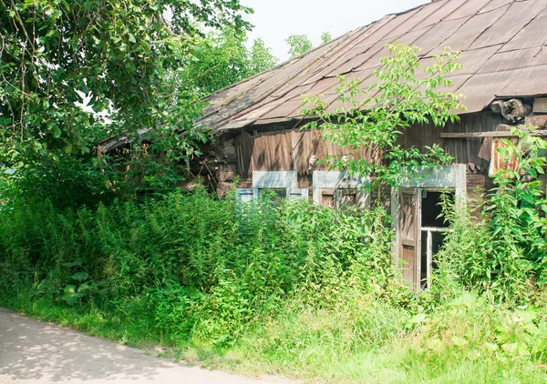 Velha casa de madeira abandonada — Fotografia de Stock