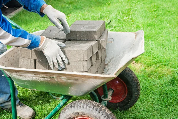 Worker puts sidewalk tile — Stock Photo, Image