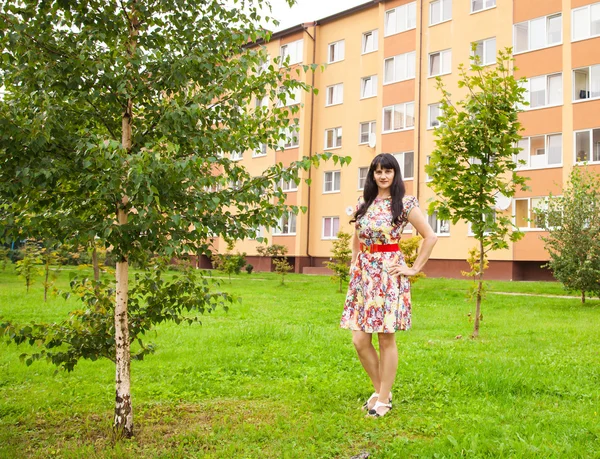 Mooie jonge brunette in een park — Stockfoto