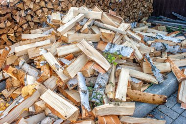 sabitlenmiş ve yığılmış yakacak odun