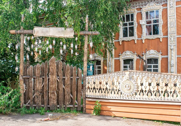 Holzhaus mit gemusterten Fenstern — Stockfoto