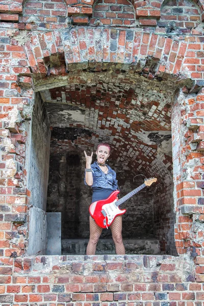 Punk ragazza con chitarra elettrica in piedi alla finestra — Foto Stock