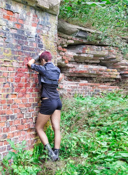 Chica punk se vuelve a la pared — Foto de Stock