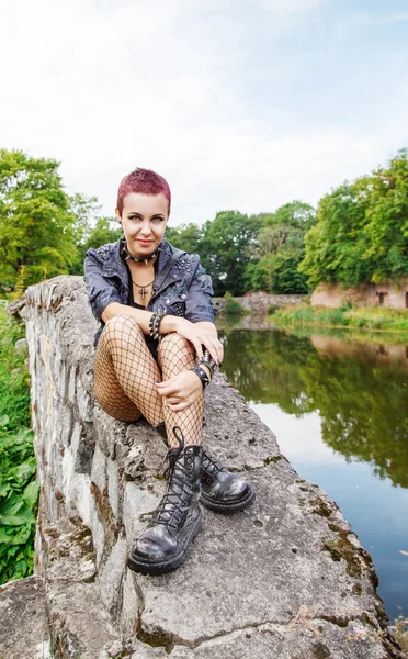 Punk menina sentado no dique — Fotografia de Stock