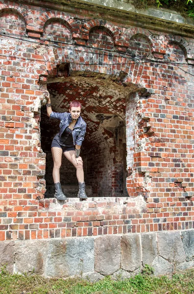 Punk flicka stående i fönstret — Stockfoto