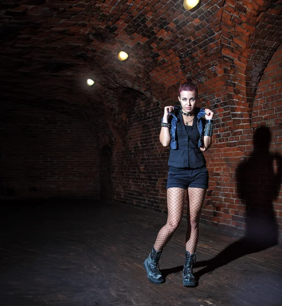 Панк-девушка, стоящая в темном коридоре — стоковое фото